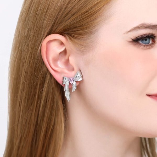 Bow-shaped metal clip earrings wearing effect